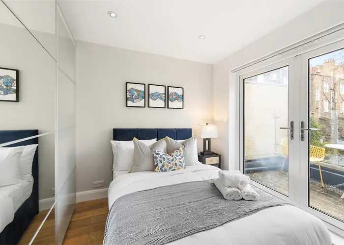 Tranquil Flat With Outdoor Space - Prime Location!