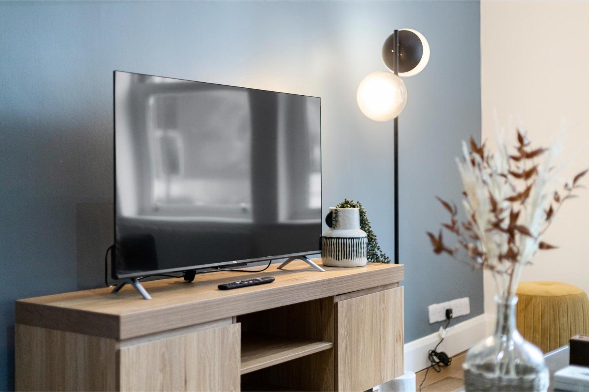 Tranquil Flat With Outdoor Space - Prime Location! *