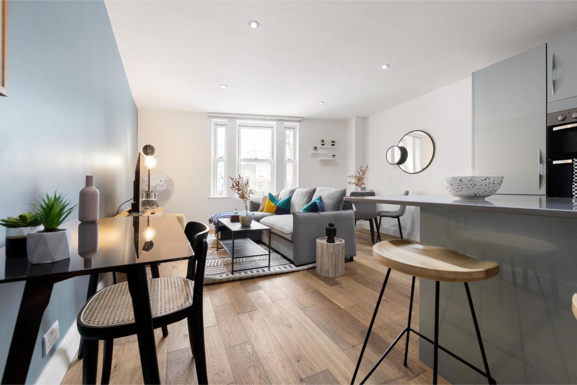 Apartment Tranquil Flat With Outdoor Space - Prime Location!