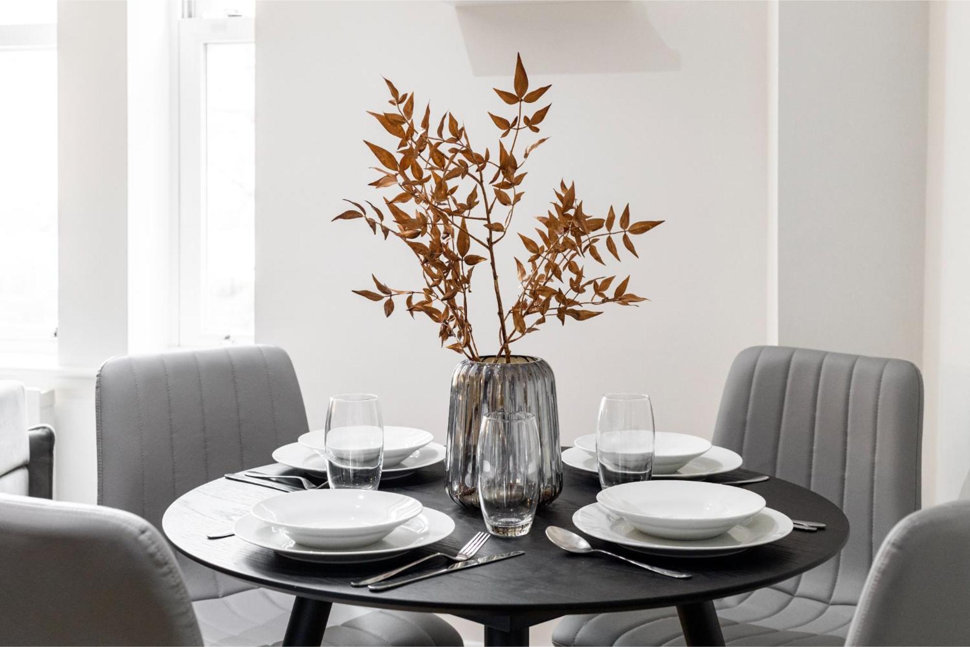 Tranquil Flat With Outdoor Space - Prime Location! *