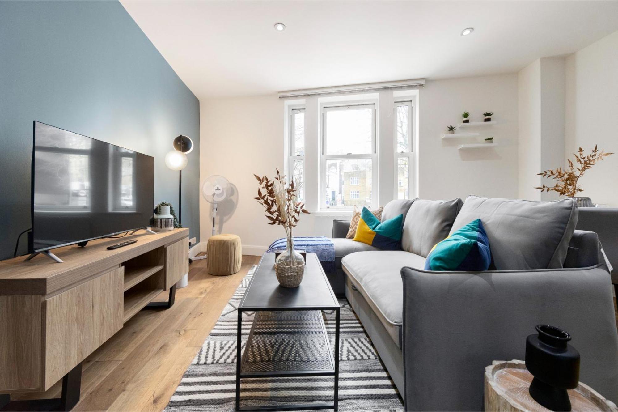 Tranquil Flat With Outdoor Space - Prime Location! * London