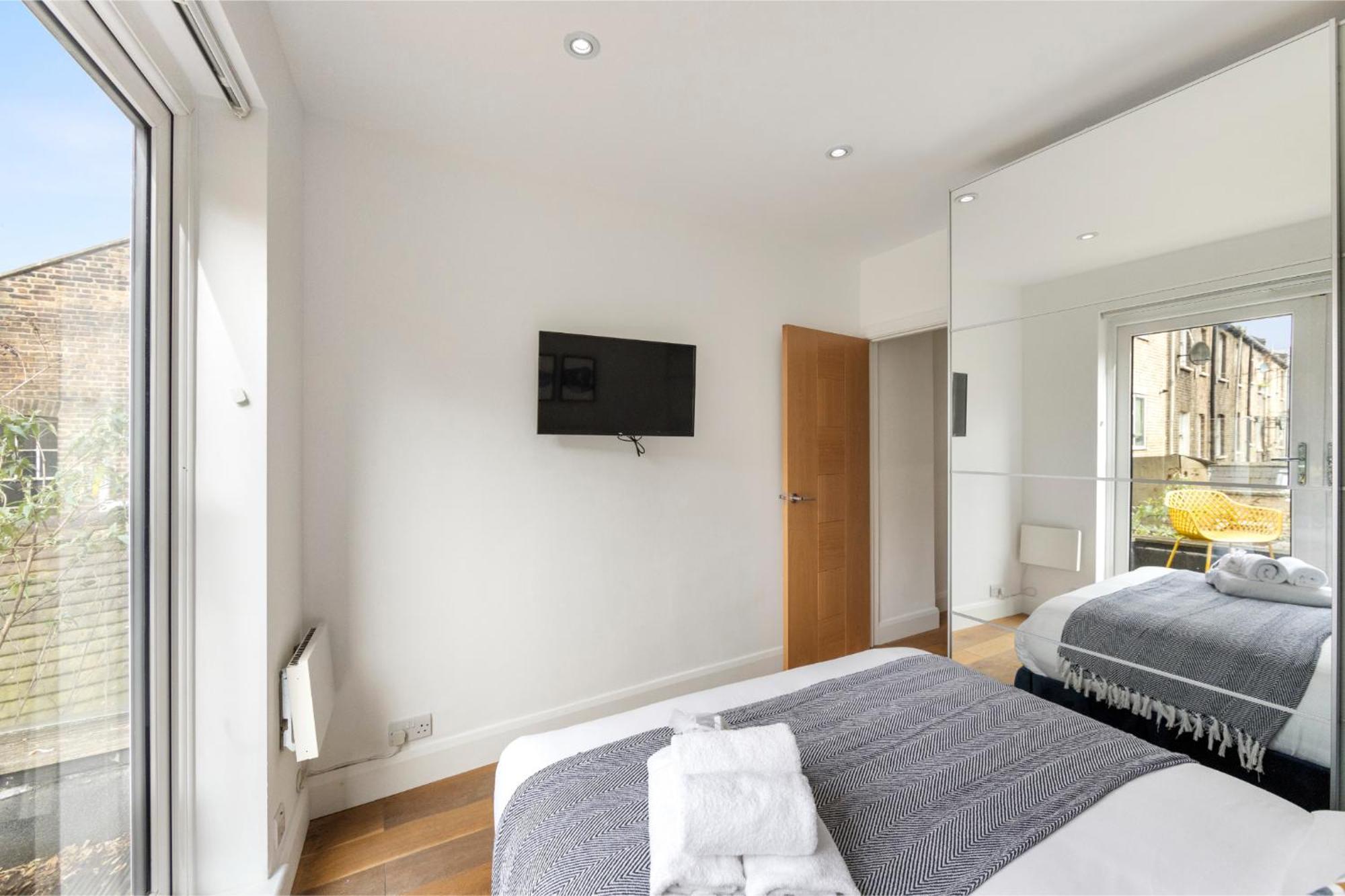Tranquil Flat With Outdoor Space - Prime Location! * London